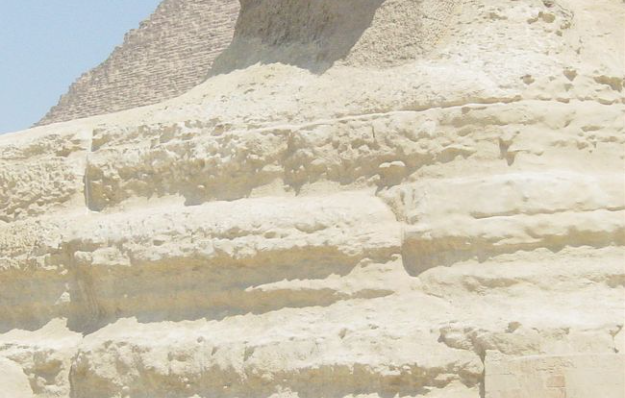 スフィンクスに残る、垂直方向の深い侵食痕。