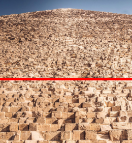 ピラミッドを下から写した画像。14mの位置に赤い線。